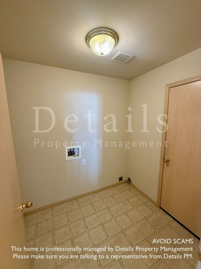 Building Photo - Large 3+ Bedroom Home in Port Orchard w/Ne...