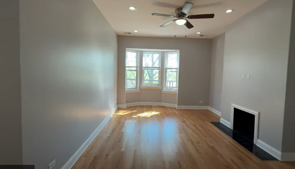 Building Photo - 4452 N Sheridan Rd