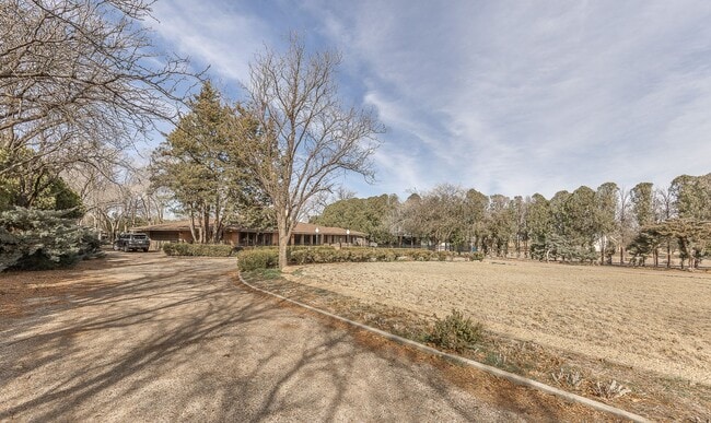 Building Photo - Stunning 4 Bed 3 Bath with a Pool!