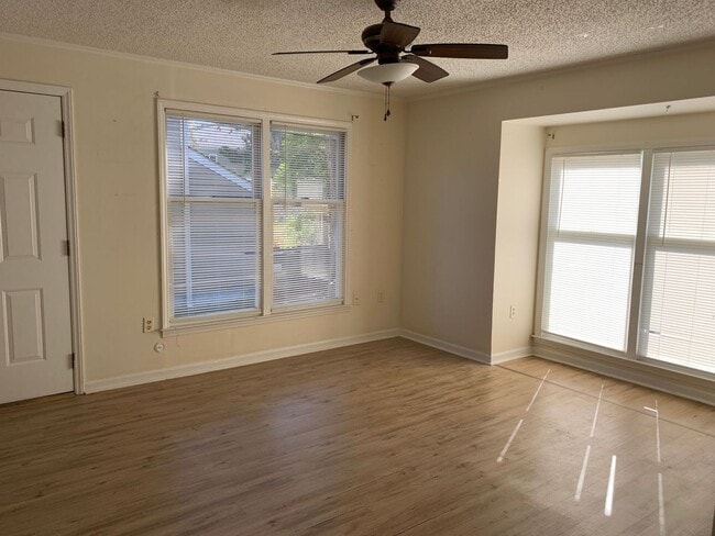 Building Photo - 2-Bedroom, 1.5-Bath town house