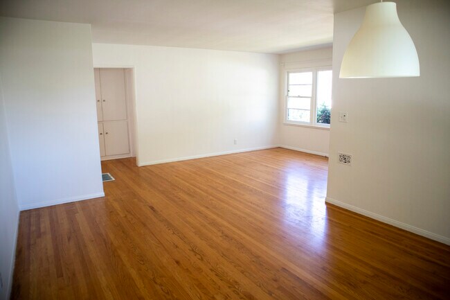 Living Room - 1124 Chelsea Ave