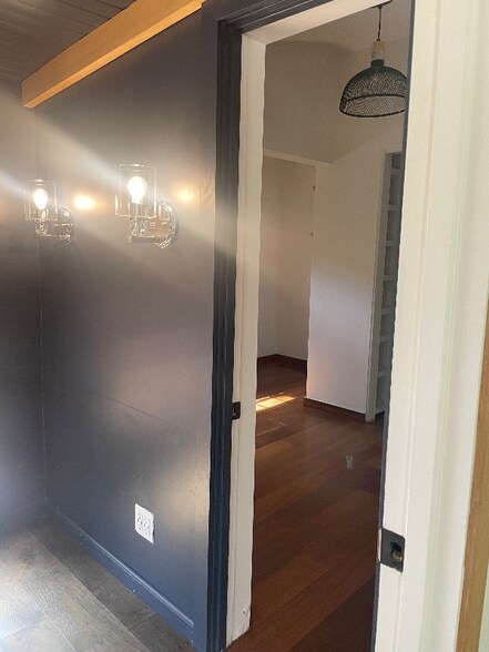 Building Photo - 617 Acacia Ln