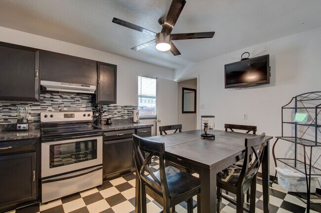 Building Photo - 5553 Crystal Way