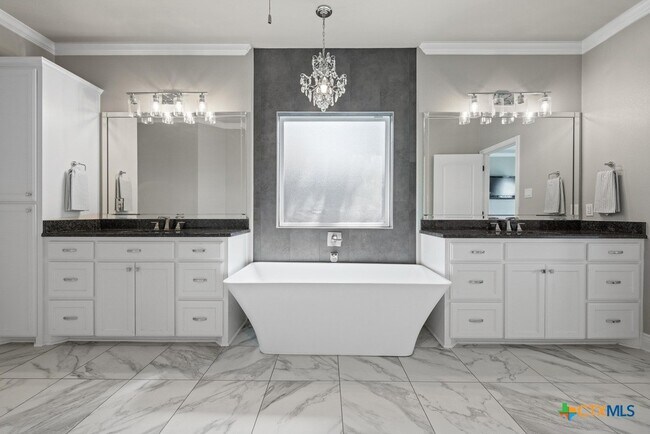 Building Photo - 1745 Alta Vista Loop