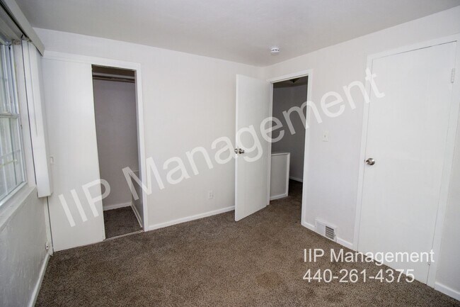 Building Photo - 450 Kenwood Dr