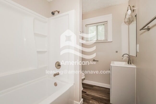 Building Photo - 128 Hollinger Ave