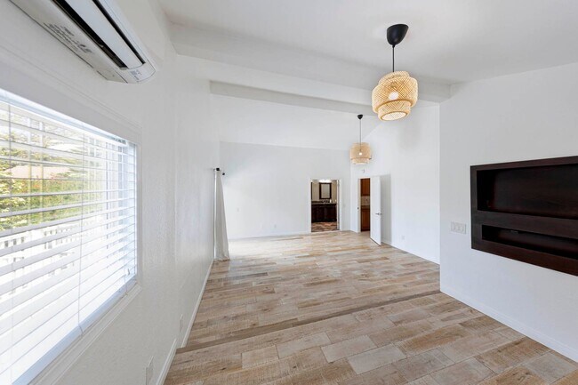 Building Photo - Charming Corner Lot Home on Oversized 10,000 Sq Ft Lot
