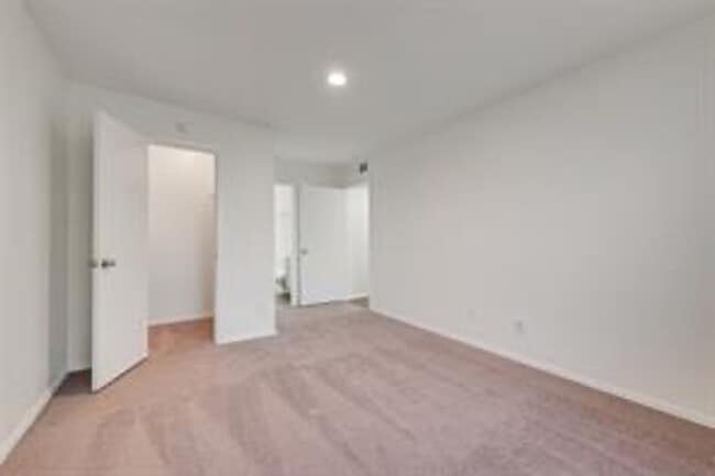 Building Photo - Updated 2 Bed, 2 Bath Condo – Walk to Lake Ray Hubbard!