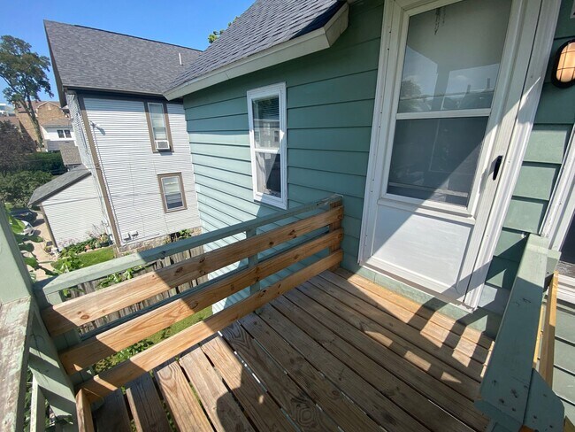 Building Photo - 2 Bed, 1 Bath Upstairs Unit in Heritage Hill – Private Entry & Prime Location