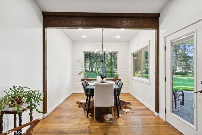 Building Photo - Stunning Columbia Falls Home w/horse pasture