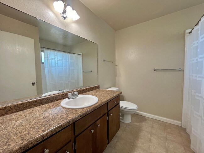 Building Photo - Beautiful 3 bedroom home in great location!