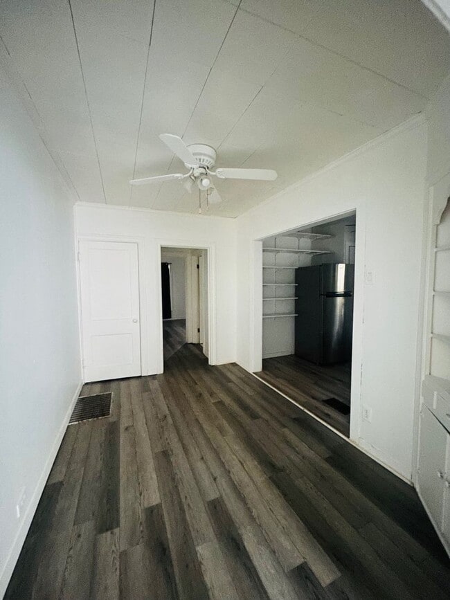 Building Photo - Perfect 1 bedroom location