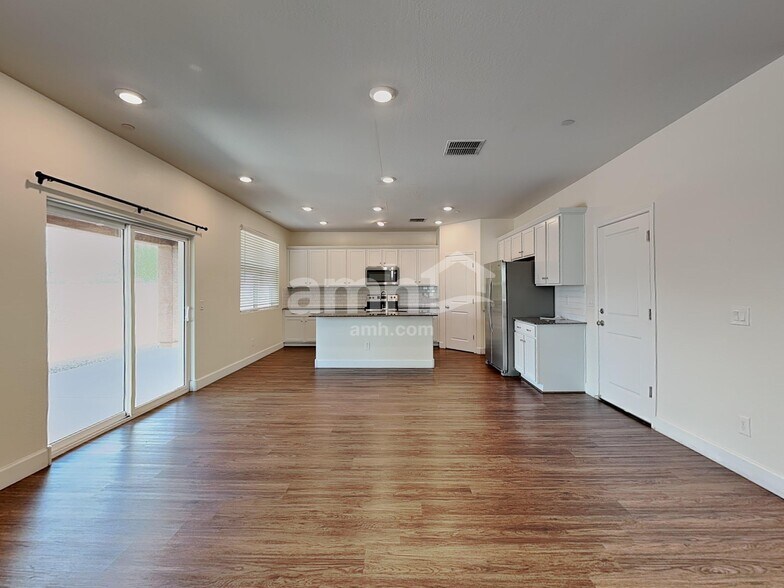 Building Photo - 12526 N 60th Ave