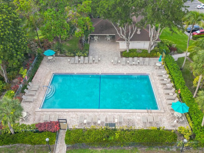 Building Photo - 3200 N Palm Aire Dr