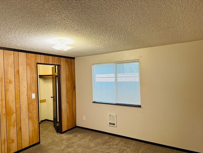 Building Photo - Charming & Quiet Little Home