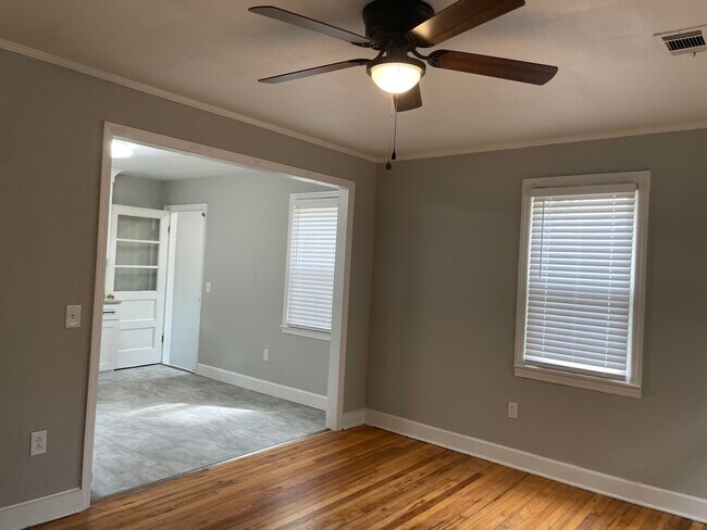 Building Photo - 304 1st St