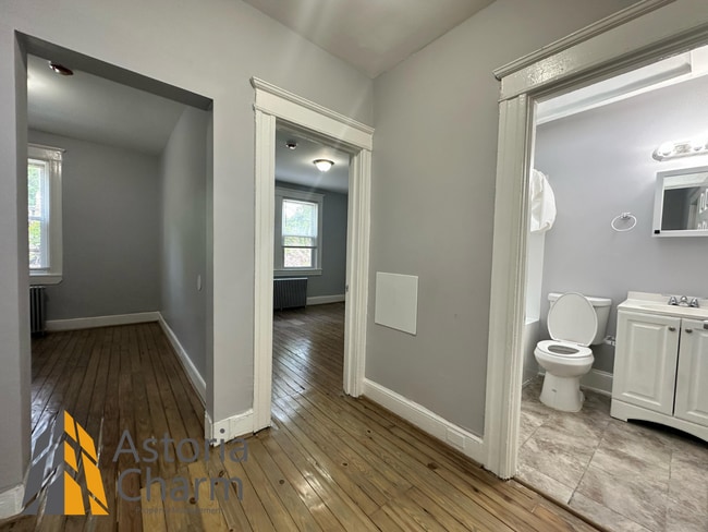 Building Photo - 4 bedroom 1 bath or 3 bedroom + den AVAILA...