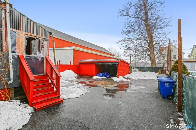 Building Photo - 661-663-663 Iranistan Ave