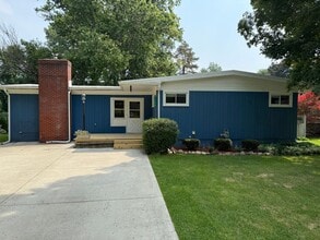 Building Photo - 3 bedrooms, 2 bathrooms, fenced in yard, e...
