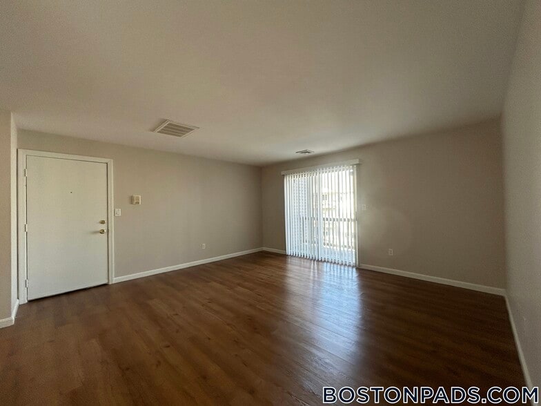 Building Photo - 715 N Main St