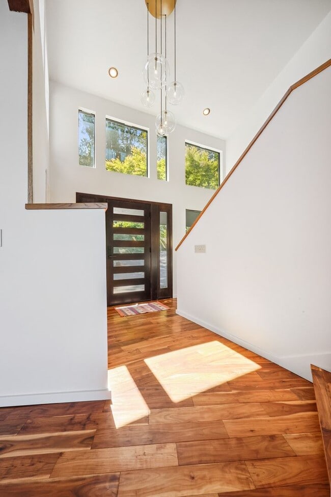 Building Photo - Stunning 3,146 Sq. Ft. Olympia Waterfront ...