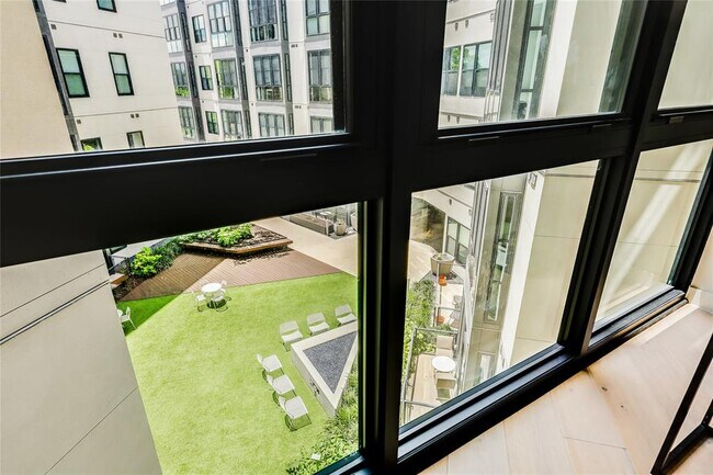 Building Photo - 800 Embassy Dr