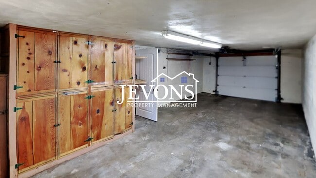 Building Photo - Charming 3-bedroom home with large fenced ...