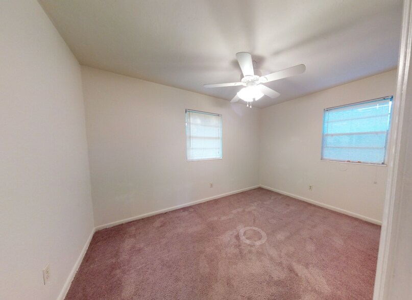 Building Photo - 824 Essex Dr