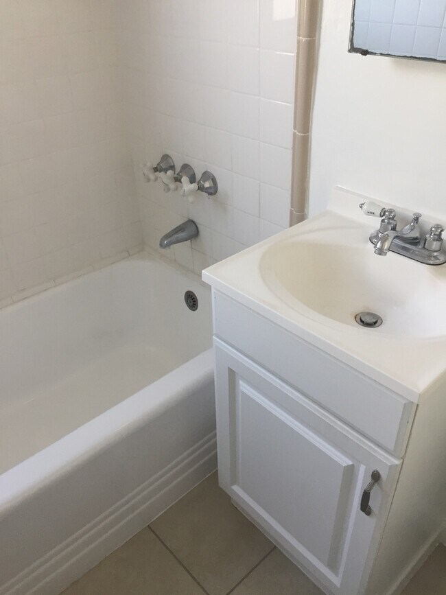 Building Photo - Spacious corner unit in Cortez Hills!