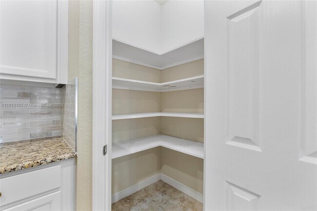 Building Photo - 10450 Wellington Parc Dr