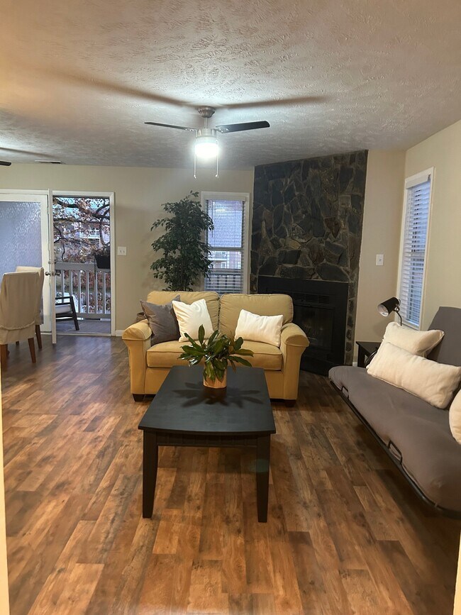 Building Photo - 698 Bartons Landing Pl