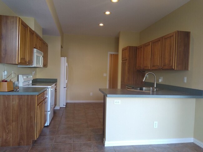 Building Photo - HUGE 3 Bedroom 3 Bath Home in Gated Community