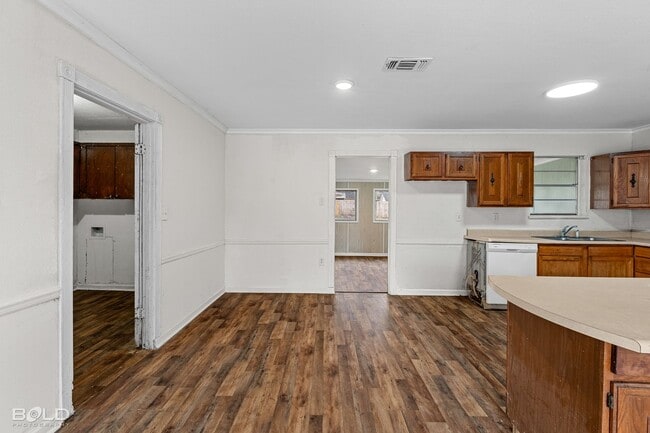 Building Photo - 1136 N Southland Park Dr