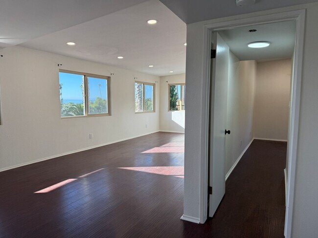 Building Photo - Ventura Hillside Beauty with 3 bedrooms, a...
