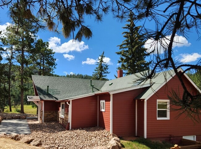 Building Photo - 3 BEDROOM, 3 BATH+ BONUS ROOMS ON RANCH IN...