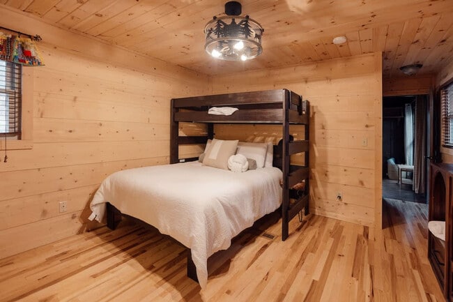 Building Photo - 521 Baywood Dr