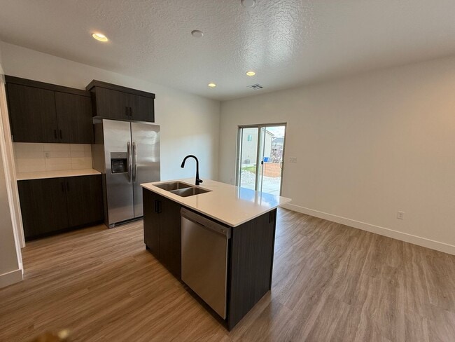 Building Photo - Brand New Townhome