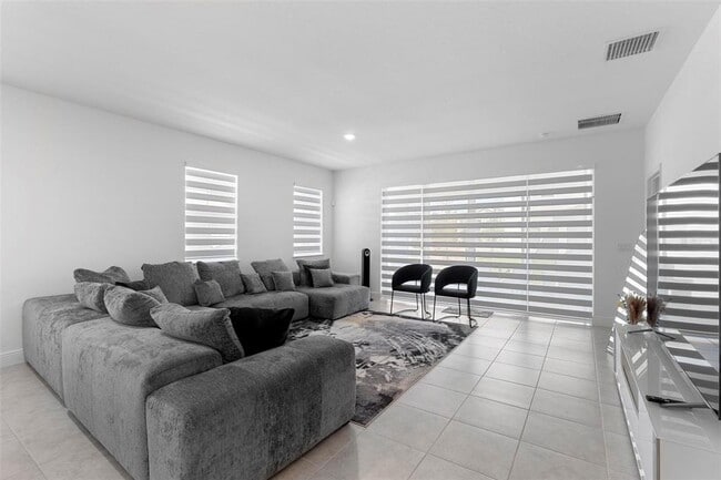 Building Photo - 4911 Shady Pnes Dr