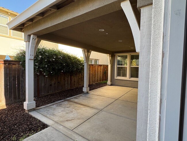 Building Photo - Large 5 bedroom home with loft.  Featuring 2 primary bedrooms