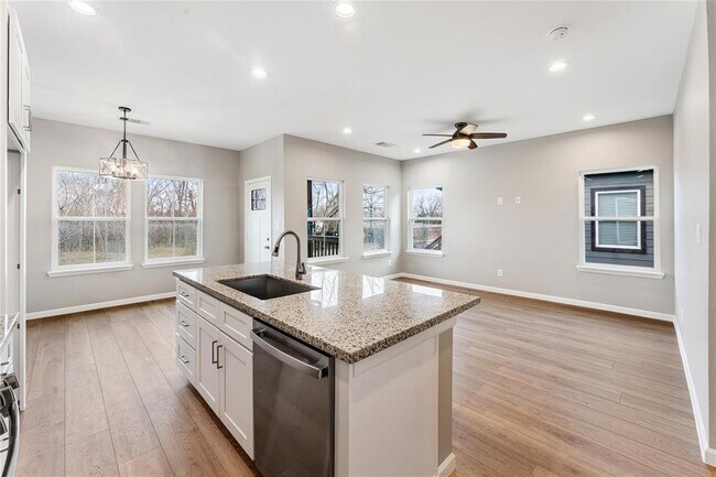 Building Photo - 5221 Groveton St