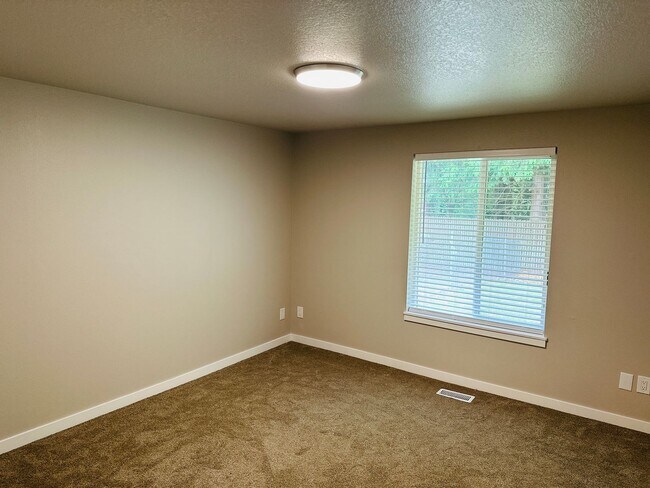 Building Photo - 710 SE 135th Ct