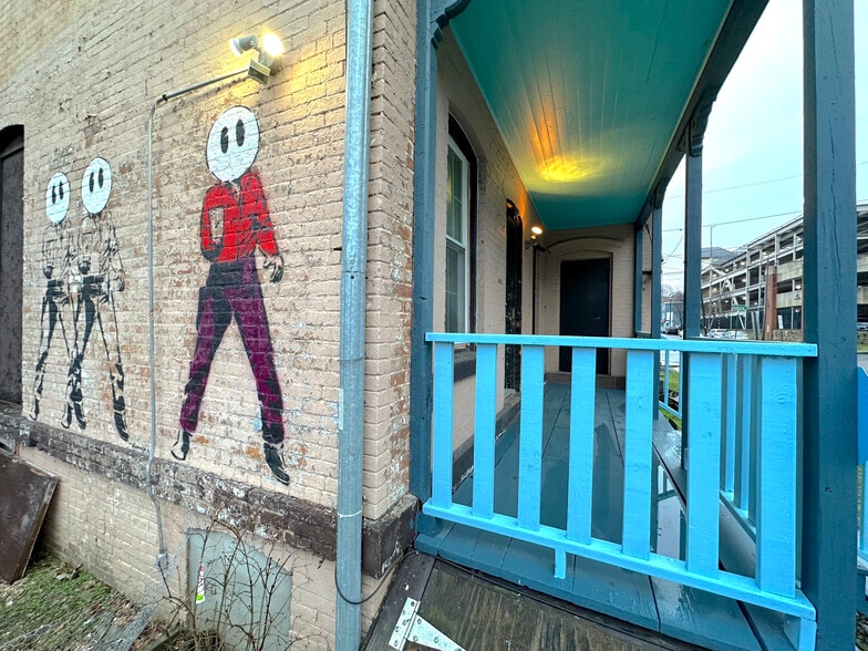 Building Photo - 58 Dubois St