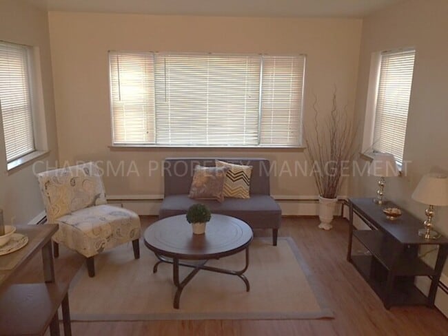 Building Photo - 700 S Summit Ave