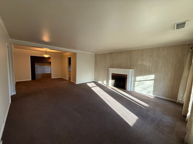 Building Photo - Spacious 2 bed 1 bath available now!