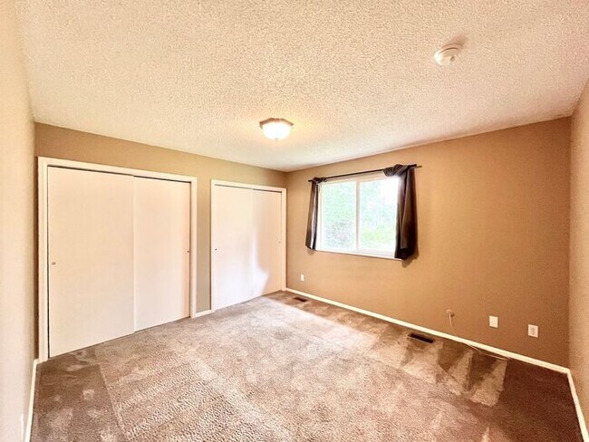 Building Photo - Charming Cottage-Style Ranch with Private ...