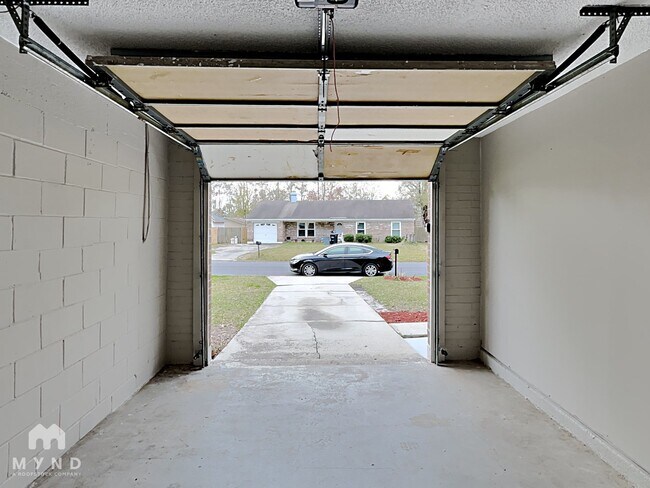 Building Photo - 2716 Pinewood Blvd N
