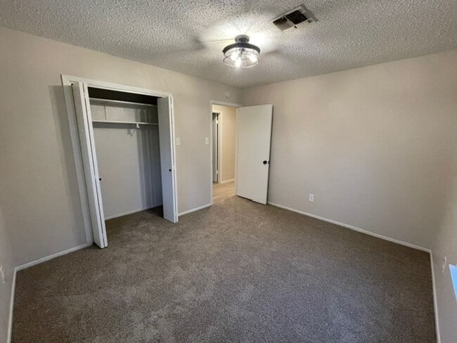 Building Photo - Quiet Community Living in Elm Mott