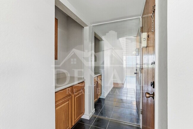 Building Photo - 808 S Langley Ave