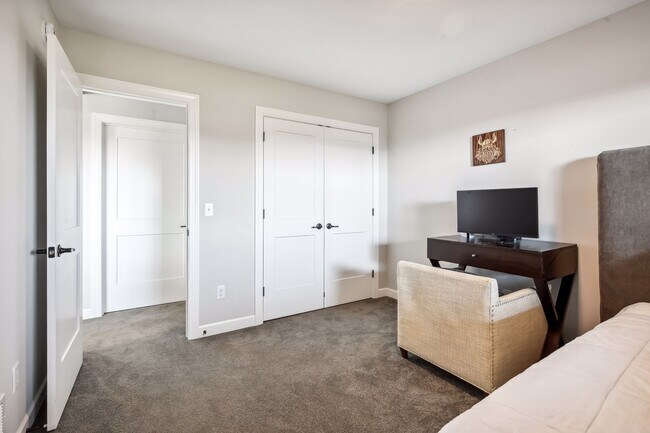 Building Photo - 2275 Lakeshore Point Dr N E