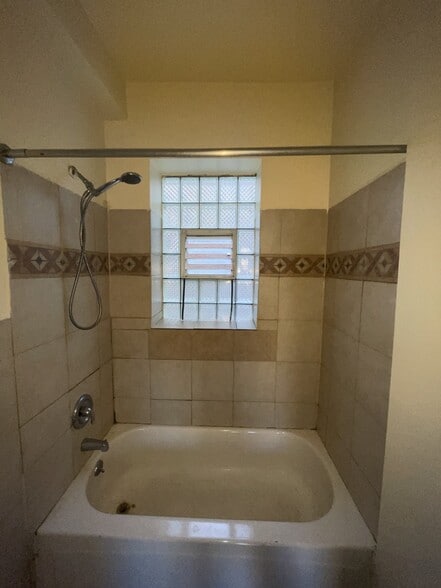 Tub/Shower - 4926 N Kedzie Ave